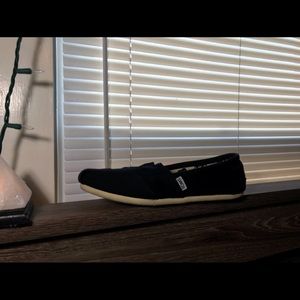Women’s Size 9 Black Toms